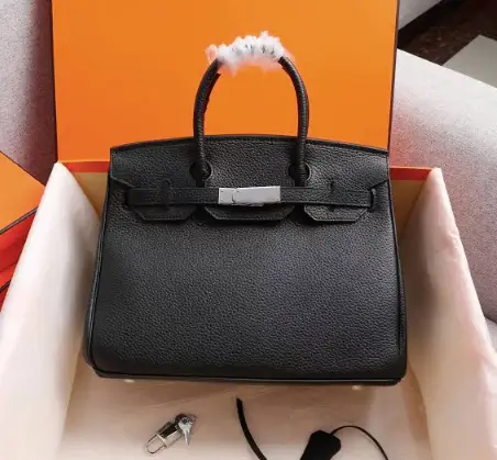 Why Every Modern Wardrobe Needs a Versatile Handbag Women Can Rely On