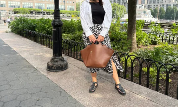 Women’s Leather Tote for Travel: A Practical Companion On the Go
